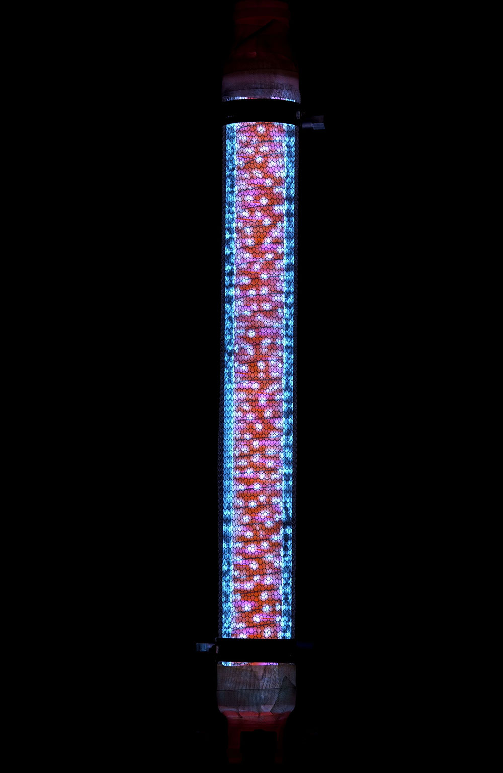 Excimer-Durchflussfotoreaktor in Betrieb: Bestrahlung (172 nm) einer wässrigen Rhodamin B-Lösung im Innenrohr (roter Bereich)